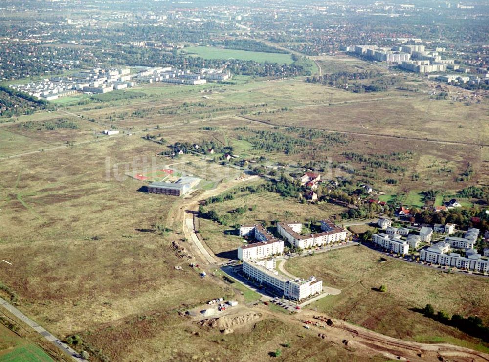 Schönefeld, Brandenburg von oben - Land-Art Projekt im Gewerbe- und Wohngebiet Roncasa der HVB Projekt GmbH westlich des S- und Fernbahnhofes Schönefeld.