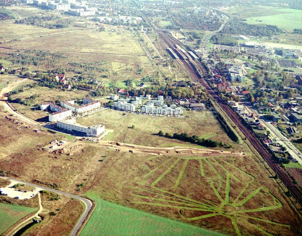 Schönefeld, Brandenburg aus der Vogelperspektive: Land-Art Projekt im Gewerbe- und Wohngebiet Roncasa der HVB Projekt GmbH westlich des S- und Fernbahnhofes Schönefeld.