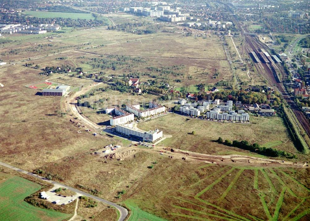 Luftbild Schönefeld, Brandenburg - Land-Art Projekt im Gewerbe- und Wohngebiet Roncasa der HVB Projekt GmbH westlich des S- und Fernbahnhofes Schönefeld.