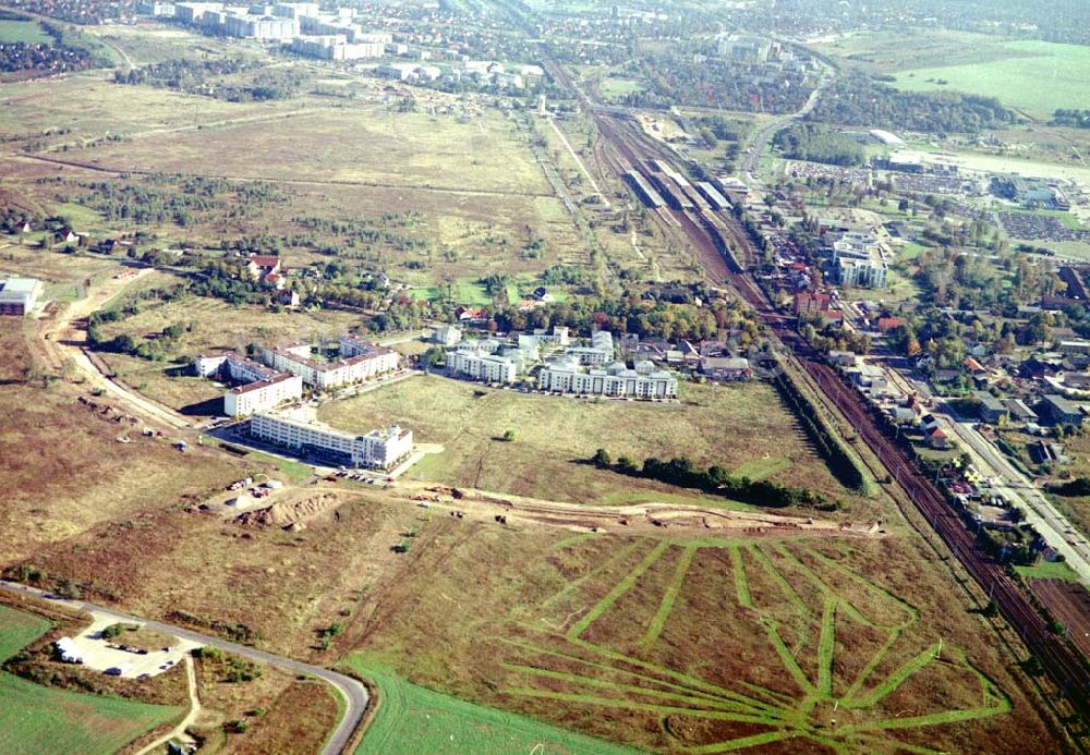 Luftaufnahme Schönefeld, Brandenburg - Land-Art Projekt im Gewerbe- und Wohngebiet Roncasa der HVB Projekt GmbH westlich des S- und Fernbahnhofes Schönefeld.