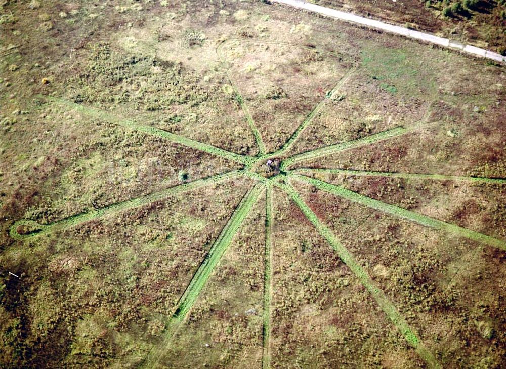 Schönefeld, Brandenburg von oben - Land-Art Projekt im Gewerbe- und Wohngebiet Roncasa der HVB Projekt GmbH westlich des S- und Fernbahnhofes Schönefeld.