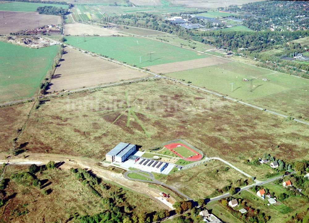 Luftbild Schönefeld, Brandenburg - Land-Art Projekt im Gewerbe- und Wohngebiet Roncasa der HVB Projekt GmbH westlich des S- und Fernbahnhofes Schönefeld.