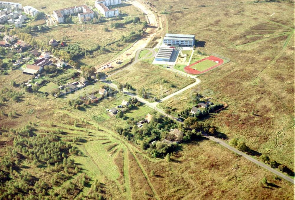 Luftbild Schönefeld, Brandenburg - Land-Art Projekt im Gewerbe- und Wohngebiet Roncasa der HVB Projekt GmbH westlich des S- und Fernbahnhofes Schönefeld.