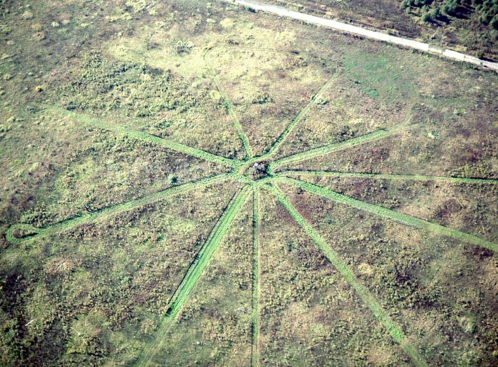 Luftaufnahme Schönefeld, Brandenburg - Land-Art Projekt im Gewerbe- und Wohngebiet Roncasa der HVB Projekt GmbH westlich des S- und Fernbahnhofes Schönefeld.