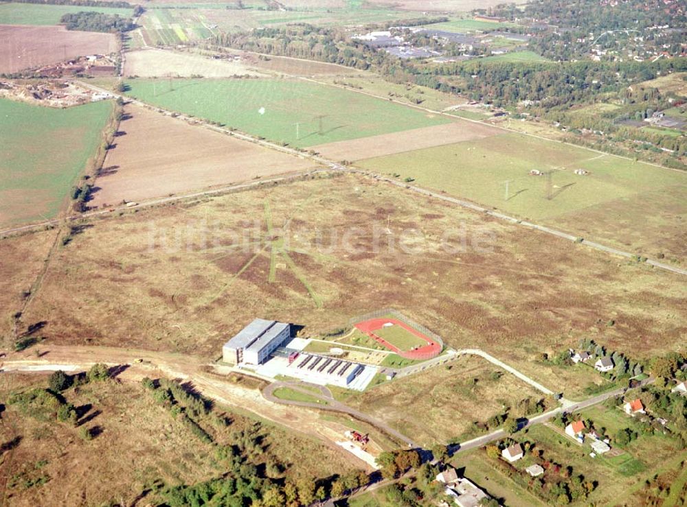 Schönefeld, Brandenburg aus der Vogelperspektive: Land-Art Projekt im Gewerbe- und Wohngebiet Roncasa der HVB Projekt GmbH westlich des S- und Fernbahnhofes Schönefeld.