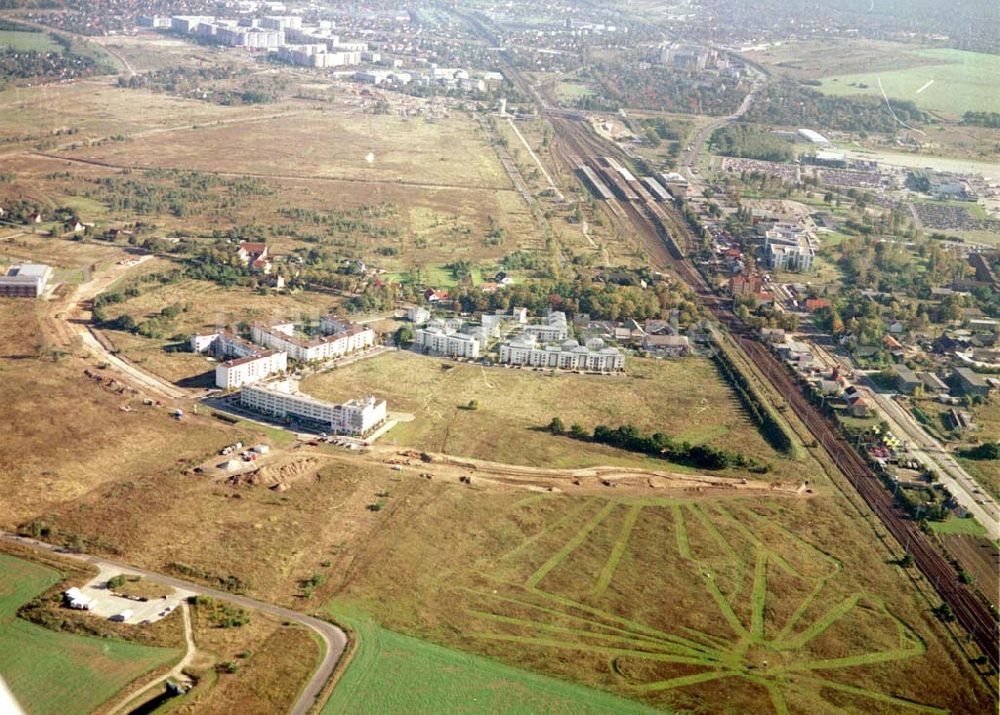 Schönefeld, Brandenburg von oben - Land-Art Projekt im Gewerbe- und Wohngebiet Roncasa der HVB Projekt GmbH westlich des S- und Fernbahnhofes Schönefeld.