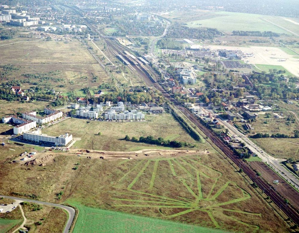 Schönefeld, Brandenburg aus der Vogelperspektive: Land-Art Projekt im Gewerbe- und Wohngebiet Roscasa der HVB Projekt GmbH westlich des S- und Fernbahnhofes Schönefeld.