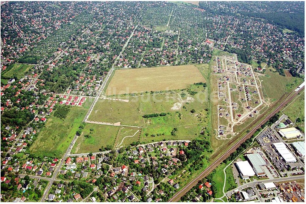 Berlin - Hellersdorf aus der Vogelperspektive: Landberger Strasse