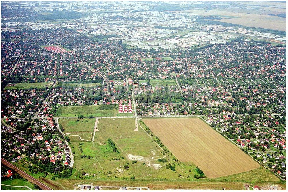 Berlin - Hellersdorf aus der Vogelperspektive: Landberger Strasse