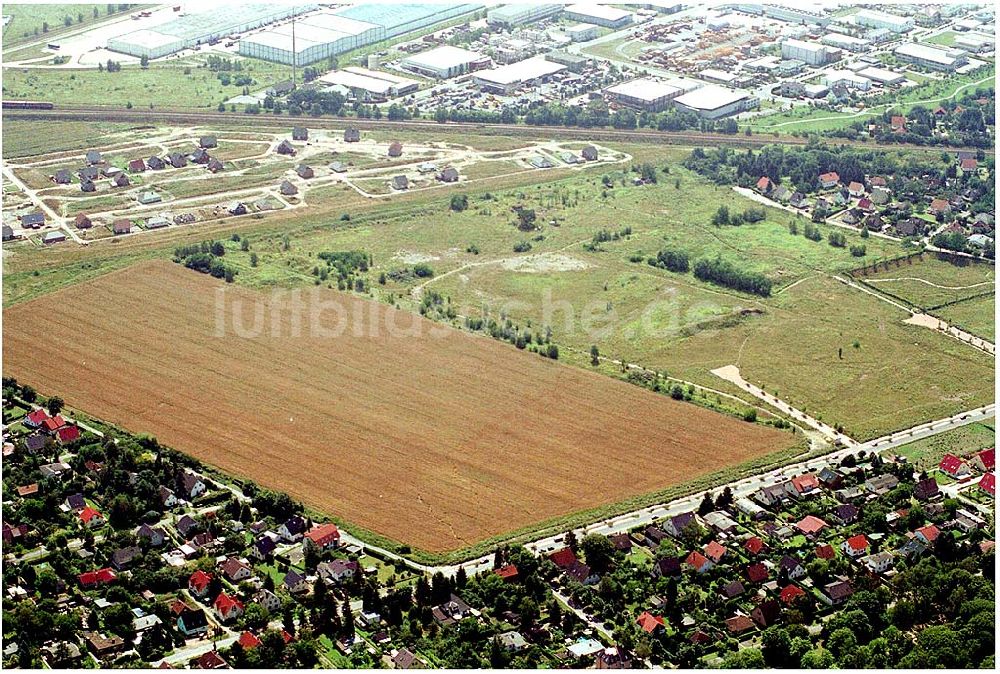 Berlin - Hellersdorf aus der Vogelperspektive: Landberger Strasse