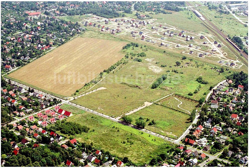 Berlin - Hellersdorf aus der Vogelperspektive: Landberger Strasse