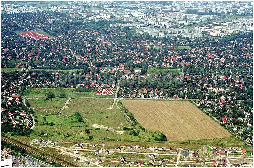 Berlin - Hellersdorf aus der Vogelperspektive: Landberger Strasse