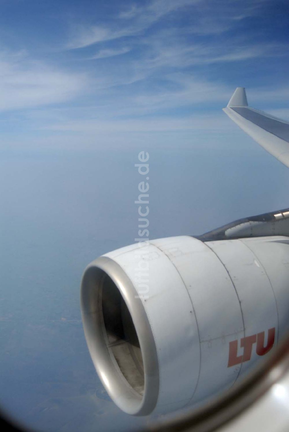 Bangkok / Thailand aus der Vogelperspektive: Landeanflug mit einem Airbus A330 der LTU auf dem Flughafen Bangkok International