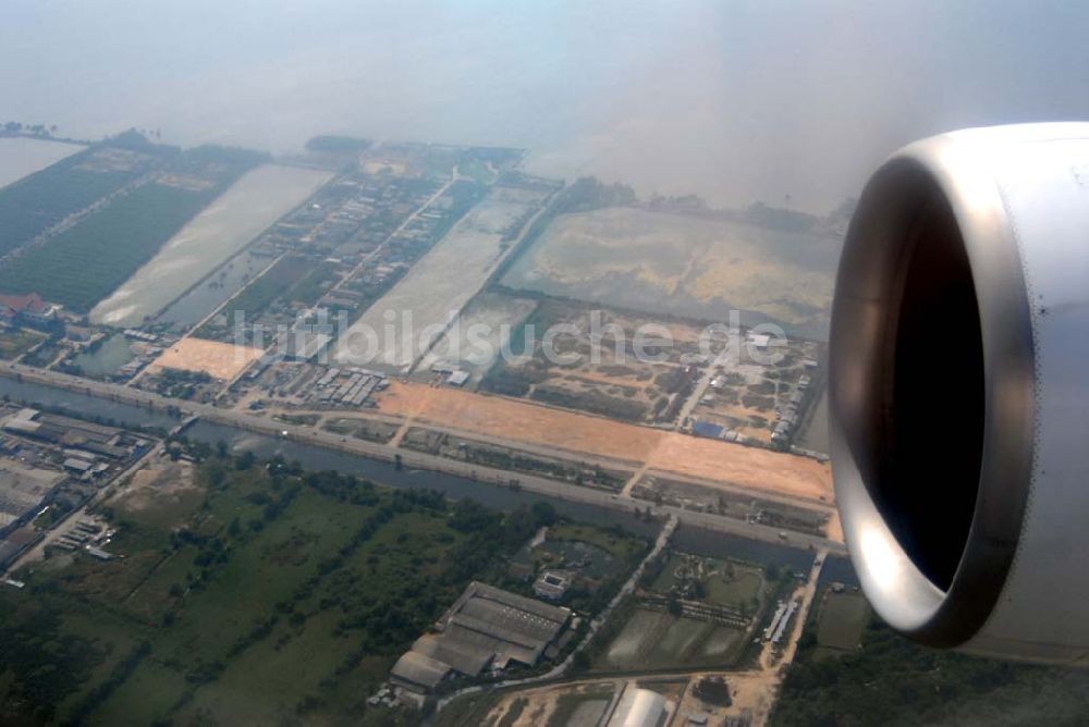 Luftbild Bangkok / Thailand - Landeanflug mit einem Airbus A330 der LTU auf dem Flughafen Bangkok International