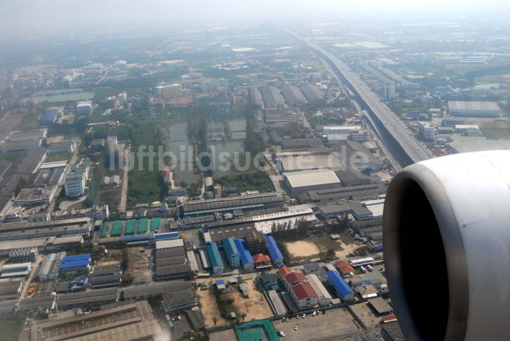 Bangkok / Thailand aus der Vogelperspektive: Landeanflug mit einem Airbus A330 der LTU auf dem Flughafen Bangkok International