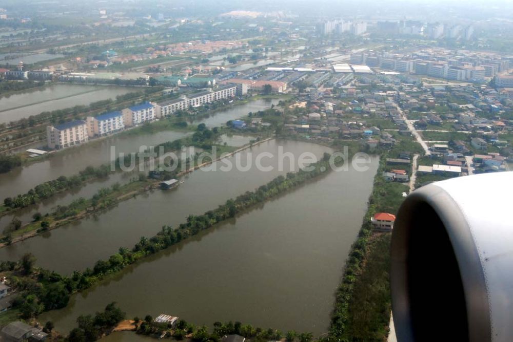 Luftbild Bangkok / Thailand - Landeanflug mit einem Airbus A330 der LTU auf dem Flughafen Bangkok International