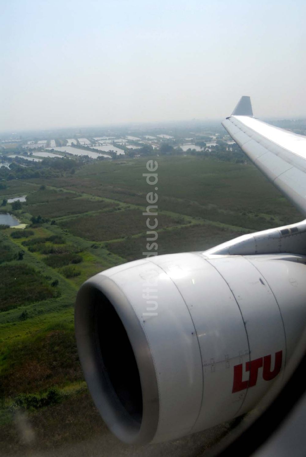 Bangkok / Thailand von oben - Landeanflug mit einem Airbus A330 der LTU auf dem Flughafen Bangkok International