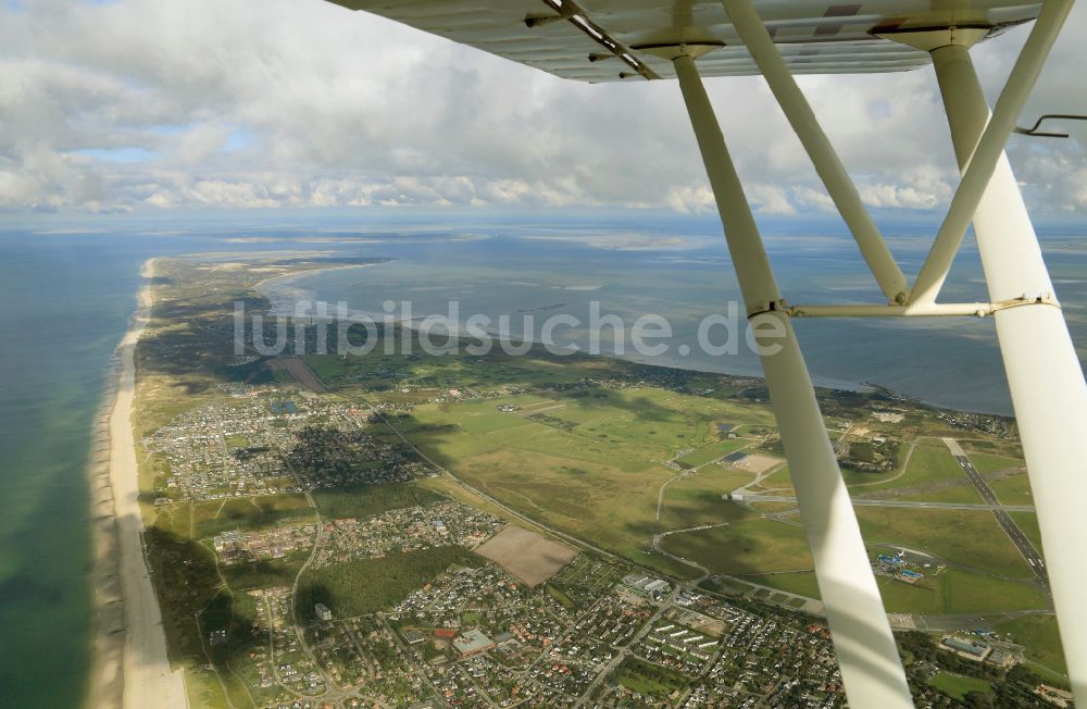 Luftbild Sylt - Landeanflug auf den Sylter Flugplatz in Westerland im Bundesland Schleswig-Holstein, Deutschland