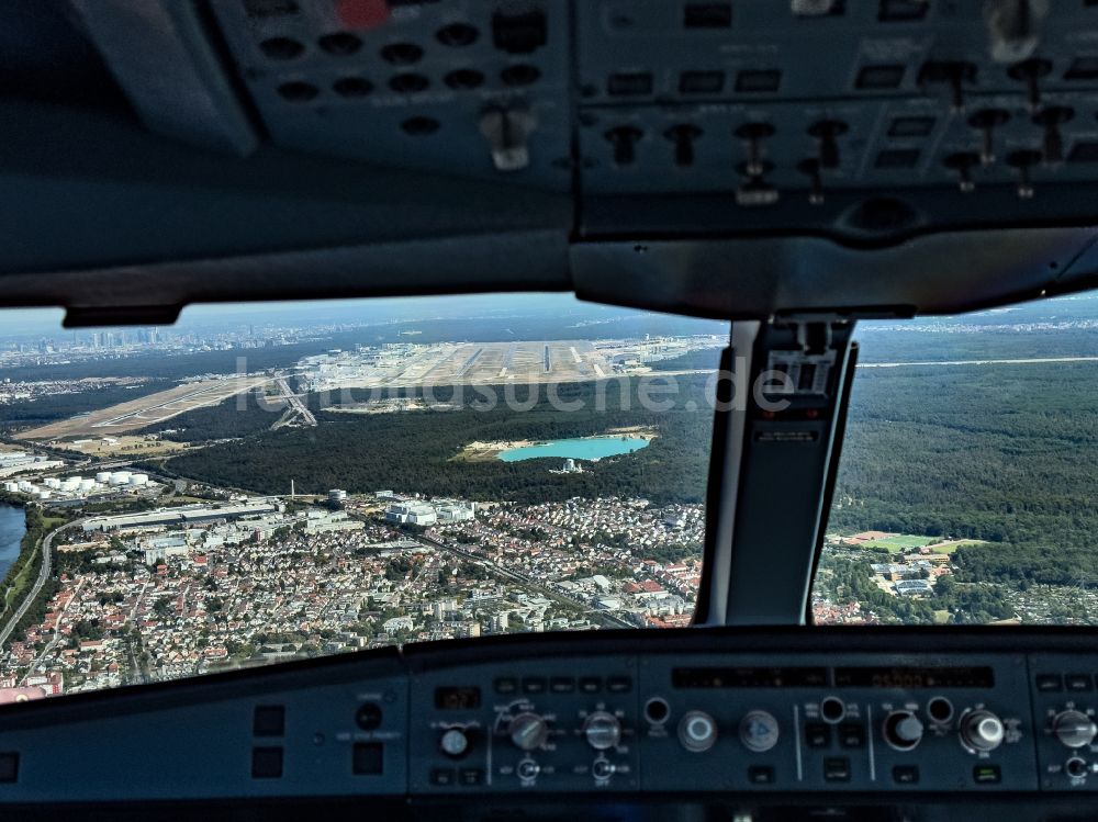 Luftbild Frankfurt am Main - Landebahn 07R aus dem Cockpit eines Verkehrsflugzeuges im Landeanflug in Frankfurt am Main im Bundesland Hessen, Deutschland