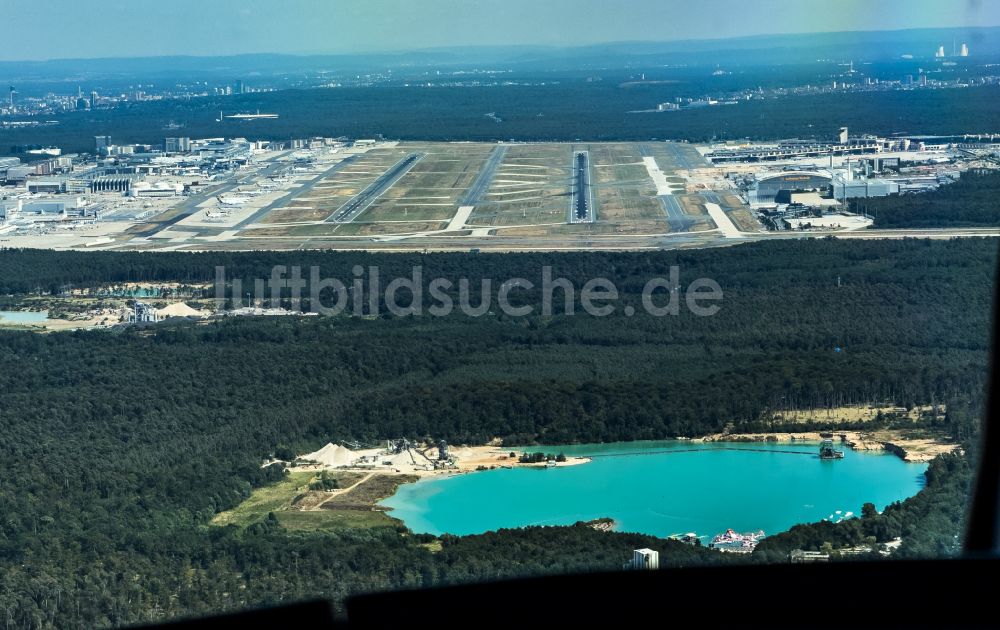 Luftaufnahme Frankfurt am Main - Landebahn 07R aus dem Cockpit eines Verkehrsflugzeuges im Landeanflug in Frankfurt am Main im Bundesland Hessen, Deutschland