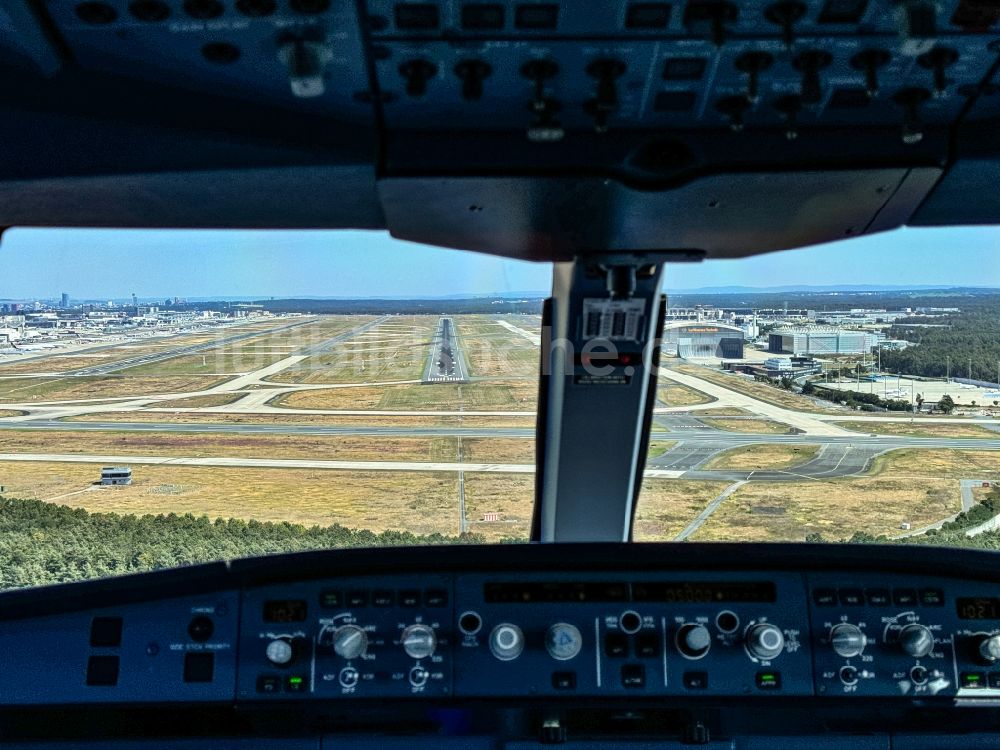 Frankfurt am Main von oben - Landebahn 07R aus dem Cockpit eines Verkehrsflugzeuges im Landeanflug in Frankfurt am Main im Bundesland Hessen, Deutschland