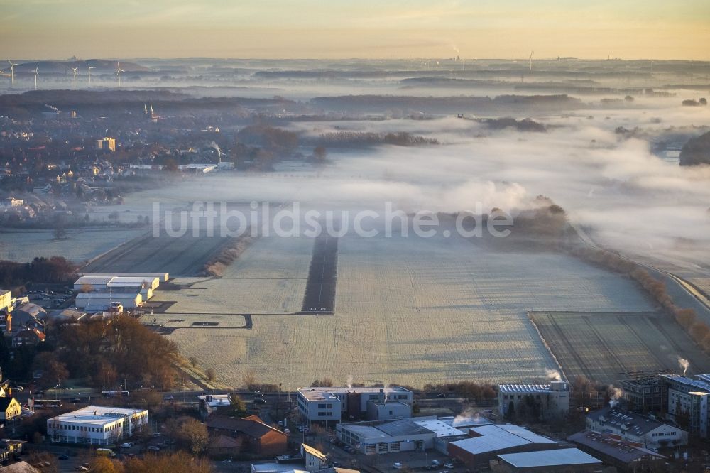 Luftaufnahme Hamm - Landebahn 06 24 des Flugplatz Hamm-Lippewiesen EDLH im Morgennebel beim Sonnenaufgang in Hamm Nordrhein-Westfalen