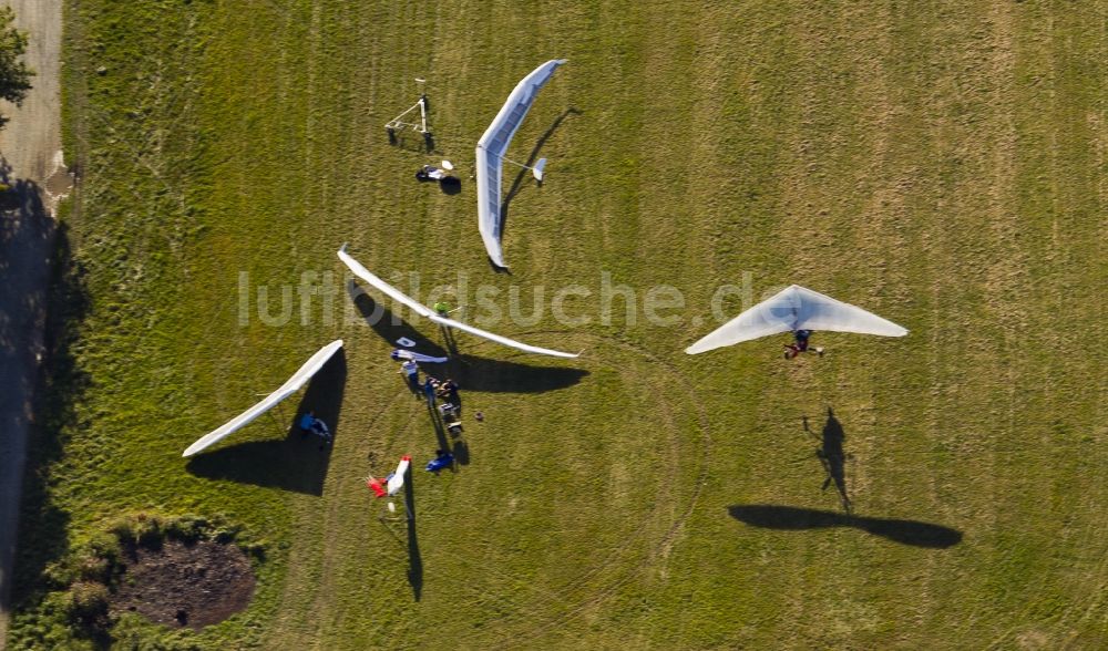 Luftaufnahme Winterberg - Landende Drachenflieger am Stadtrand von Winterberg im Bundesland Nordrhein-Westfalen