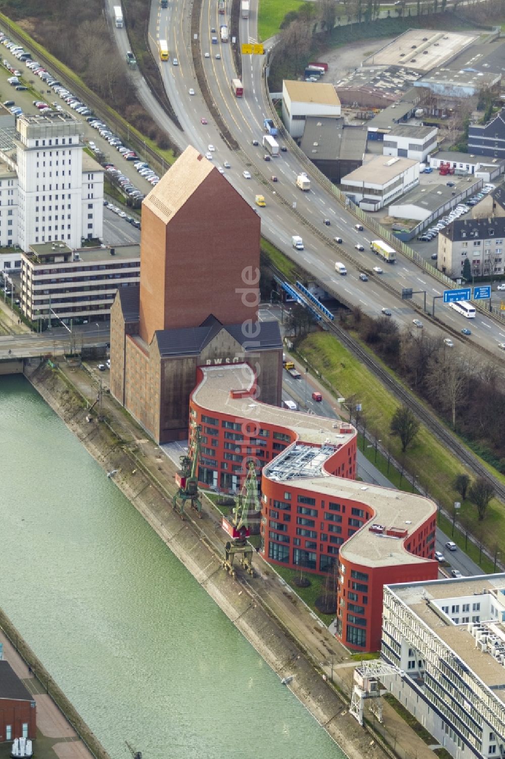 Duisburg von oben - Landesarchiv am Schwanentor in Duisburg im Ruhrgebiet in Nordrhein-Westfalen