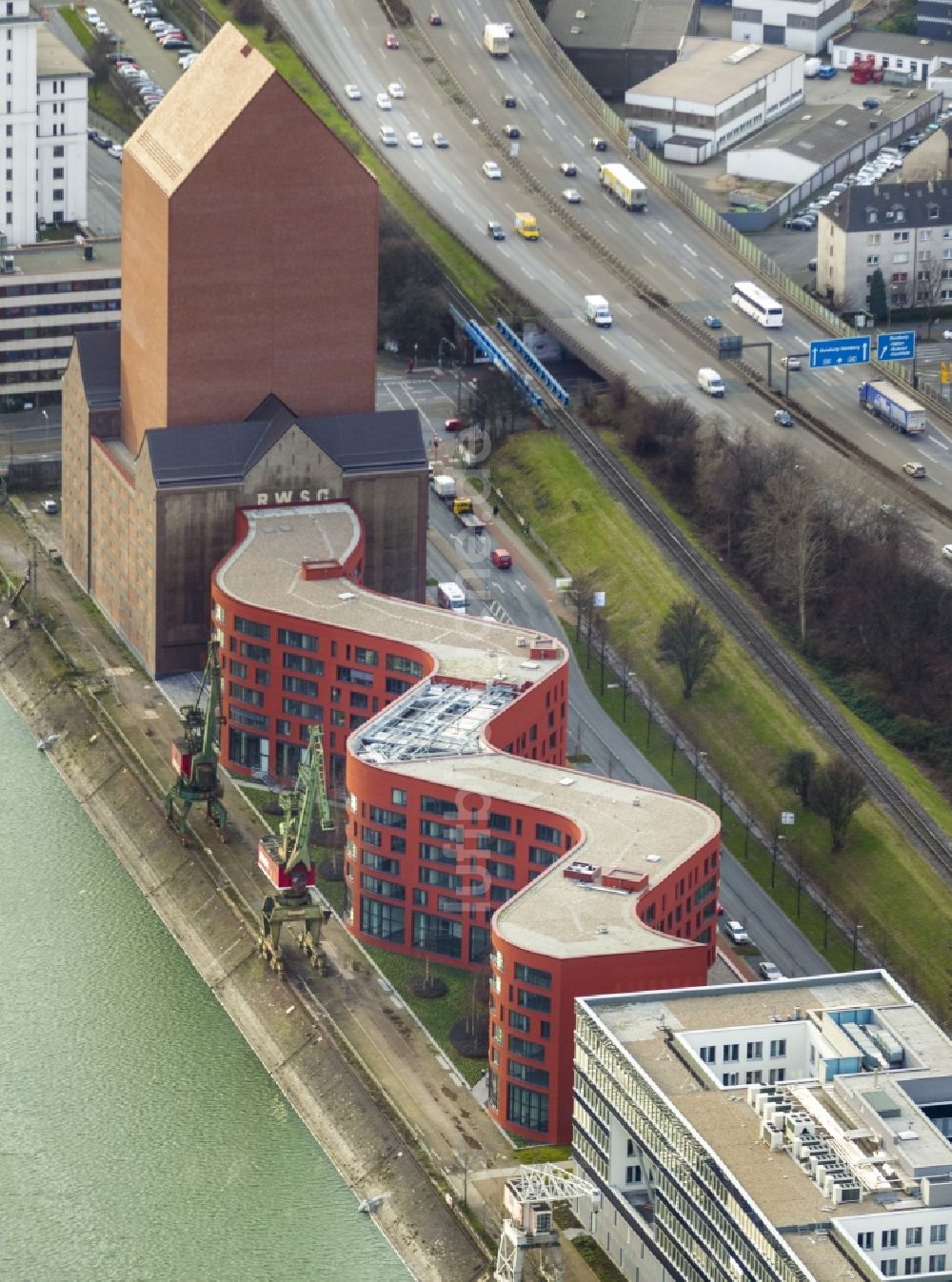 Duisburg aus der Vogelperspektive: Landesarchiv am Schwanentor in Duisburg im Ruhrgebiet in Nordrhein-Westfalen