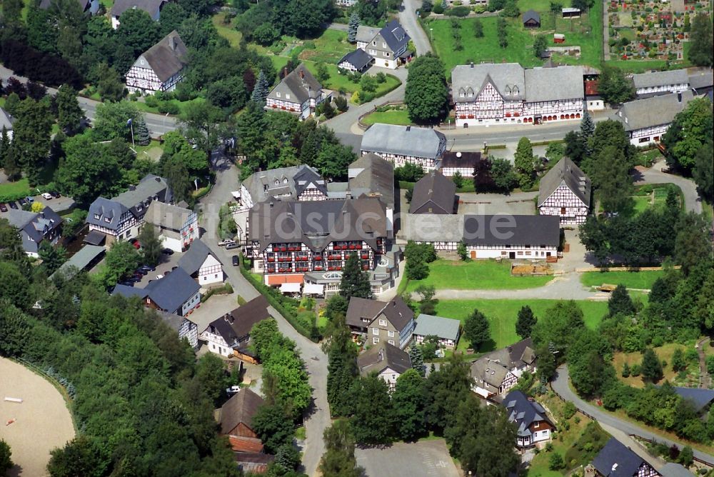 Schmallenberg von oben - Landgasthof Schütte im Ortszentrum von Schmallenberg in Nordrhein-Westfalen