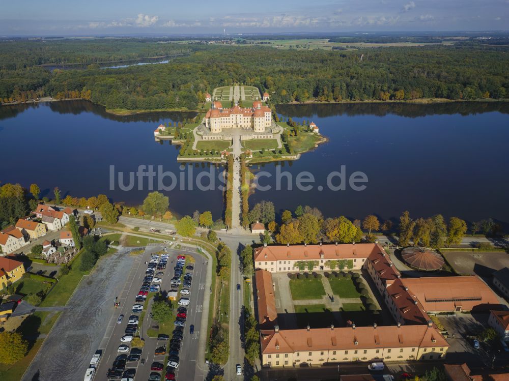 Moritzburg von oben - Landgestüt Moritzburg und Barockschloss in Moritzburg im Bundesland Sachsen, Deutschland