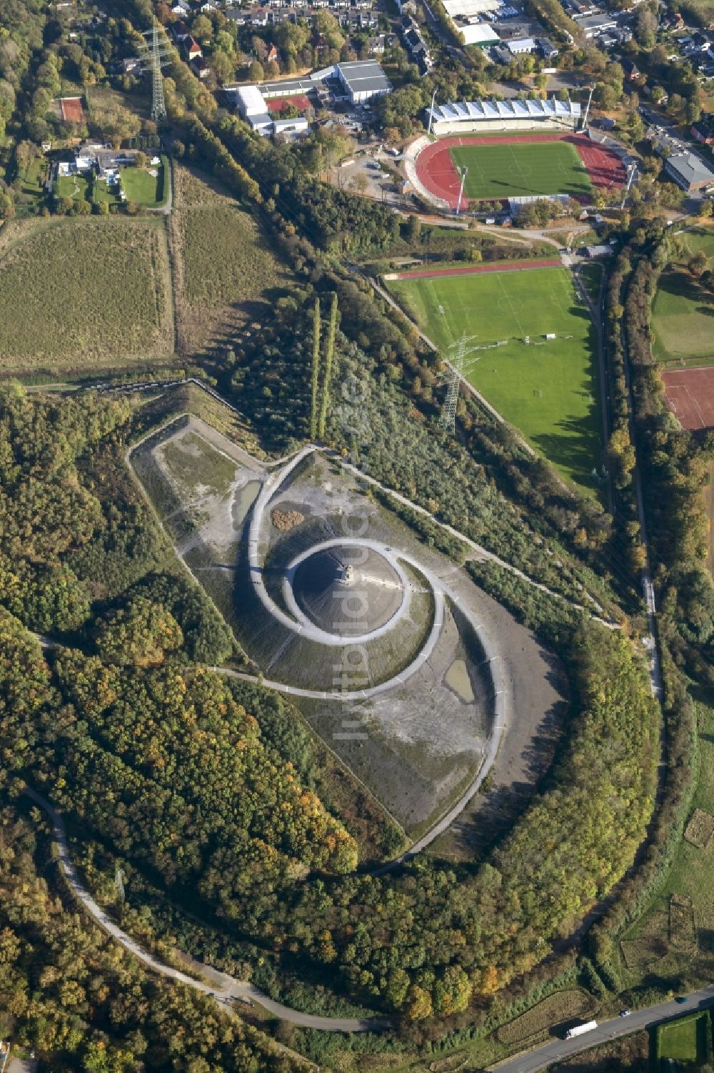 Gelsenkirchen von oben - Landmarke Himmelstreppe des Künstlers Herman Prigann auf einer ehemaligen Abraumhalde in Gelsenkirchen im Bundesland Nordrhein-Westfalen