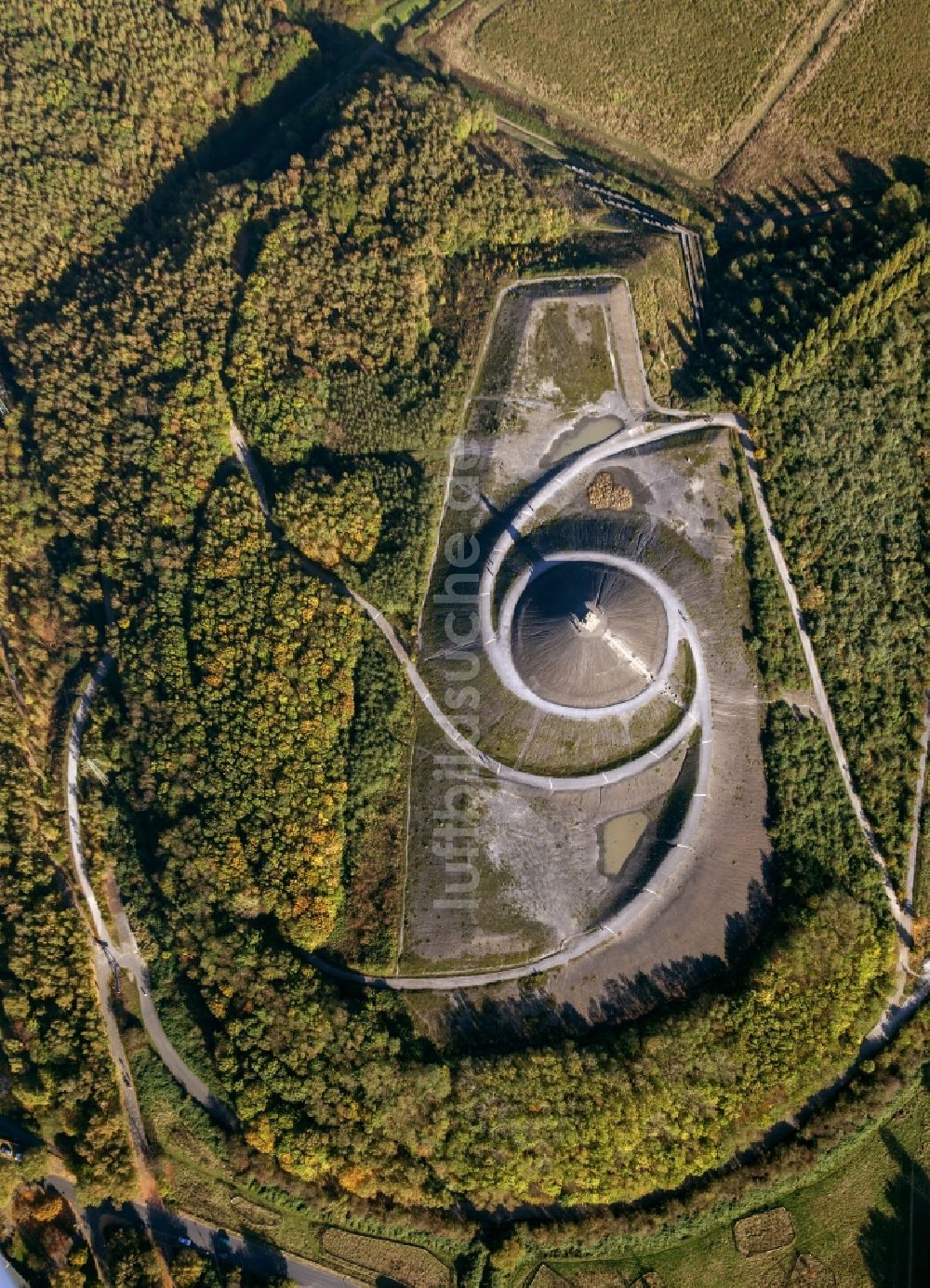 Gelsenkirchen aus der Vogelperspektive: Landmarke Himmelstreppe des Künstlers Herman Prigann auf einer ehemaligen Abraumhalde in Gelsenkirchen im Bundesland Nordrhein-Westfalen