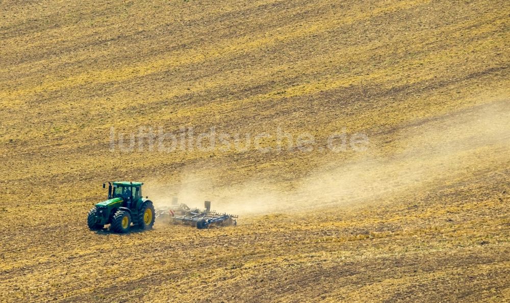 Luftaufnahme Meschede - Landmaschinen Einsatz zum Auflockern des Bodens von Feldern in Meschede im Bundesland Nordrhein-Westfalen