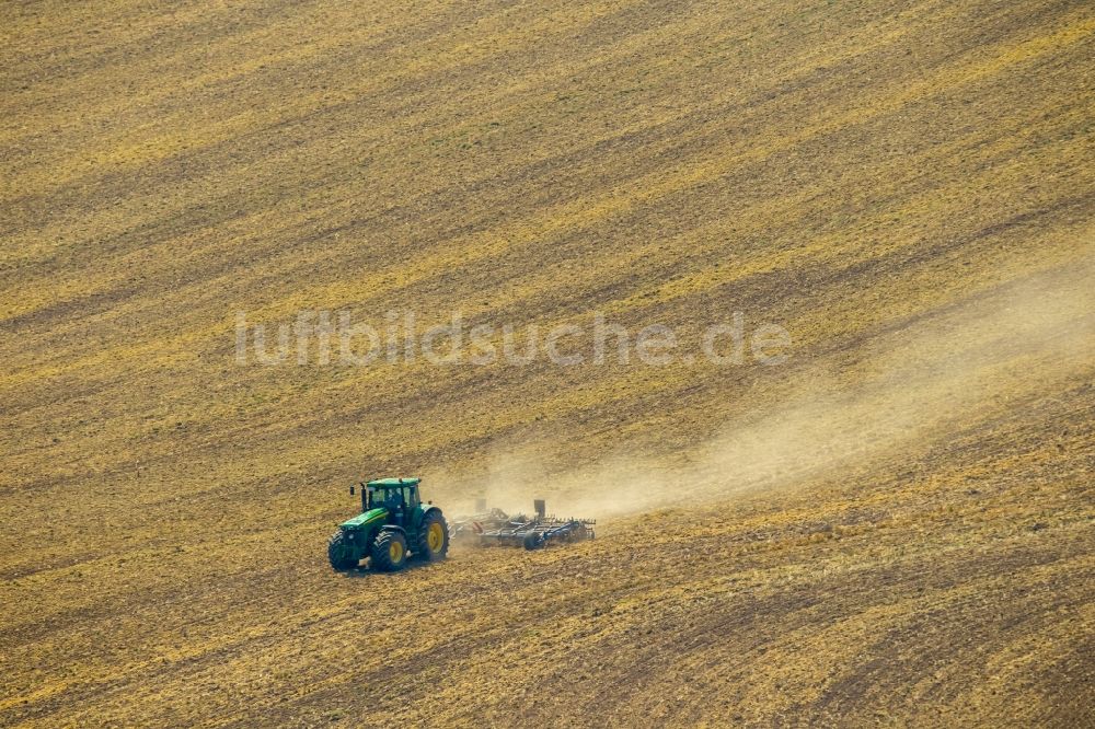 Meschede von oben - Landmaschinen Einsatz zum Auflockern des Bodens von Feldern in Meschede im Bundesland Nordrhein-Westfalen