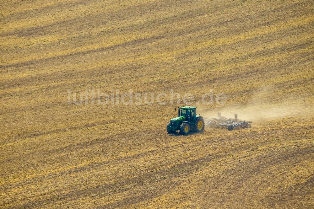 Meschede aus der Vogelperspektive: Landmaschinen Einsatz zum Auflockern des Bodens von Feldern in Meschede im Bundesland Nordrhein-Westfalen