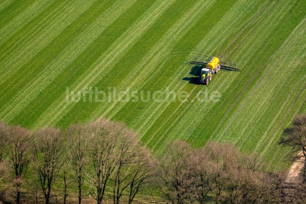 Luftbild Dorsten - Landmaschinen Einsatz zum Düngen von Feldern im Ortsteil Holsterhausen in Dorsten im Bundesland Nordrhein-Westfalen