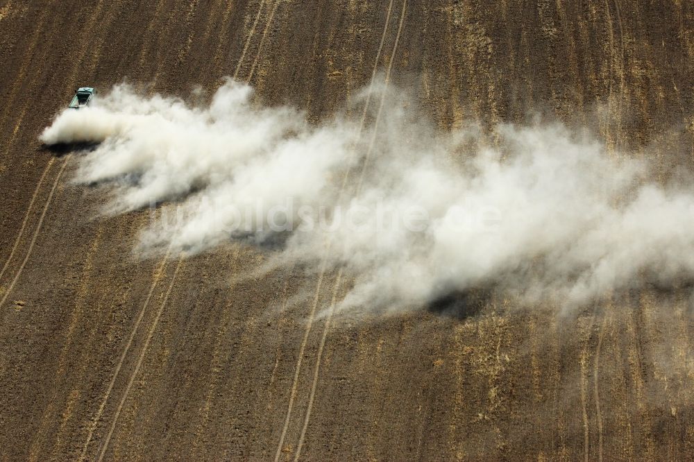 Luftaufnahme Tiergarten - Landmaschinen Einsatz zum Düngen von Feldern in Tiergarten im Bundesland Brandenburg