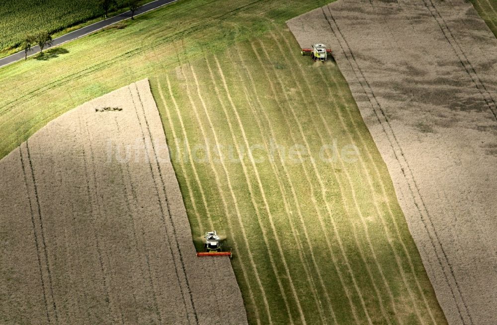 Luftaufnahme Jena - Landschaft abgeernteter Felder am Stadtrand von Jena im Bundesland Thüringen