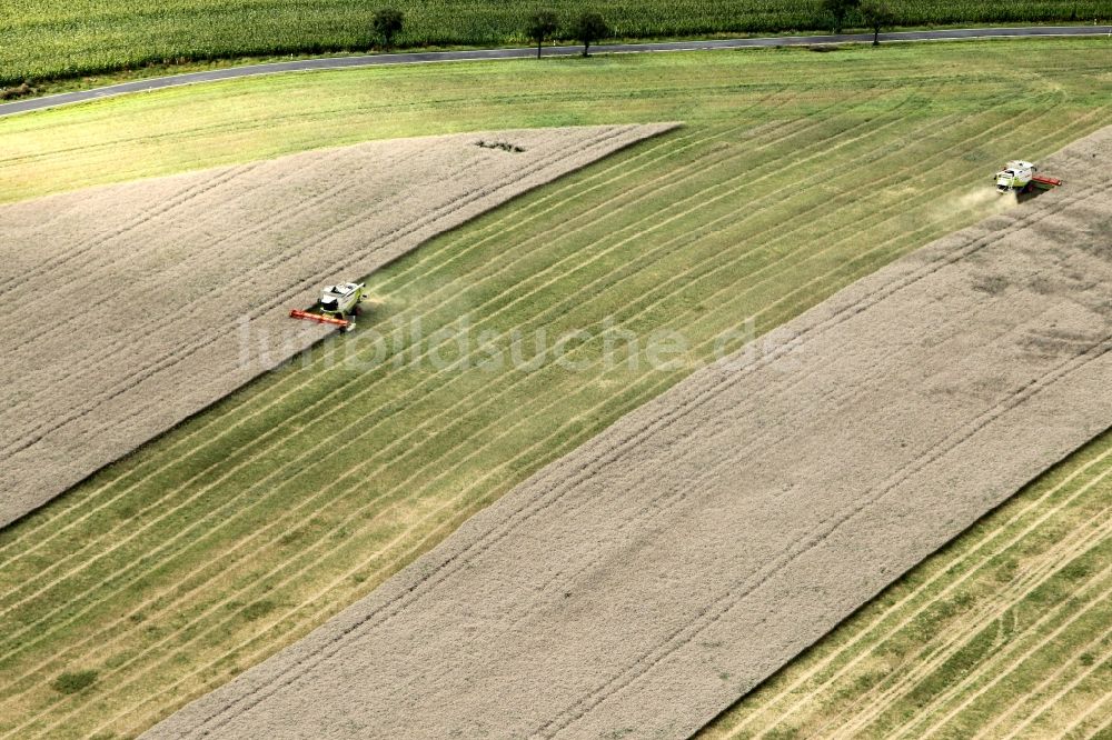 Jena von oben - Landschaft abgeernteter Felder am Stadtrand von Jena im Bundesland Thüringen