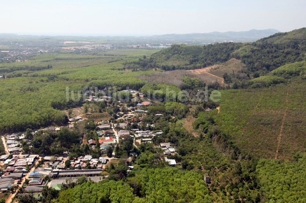 Si Sunthon aus der Vogelperspektive: Landschaft bei Mu Ban Udom Suk bei Si Sunthon auf der Insel Phuket in Thailand