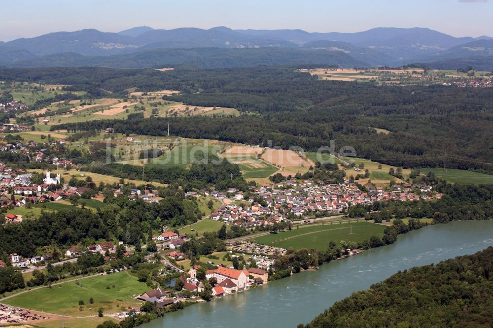 Rheinfelden (Baden) aus der Vogelperspektive: Landschaft beim Gebäudekomplex und Schloßpark von Schloß Beuggen in Rheinfelden (Baden) im Bundesland Baden-Württemberg