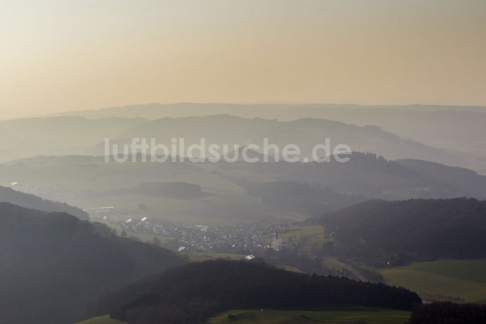 Luftbild Meschede - Landschaft über den von Wolken und Hochnebel umschlossenen Tälern und Waldflächen bei Meschede im Bundesland Nordrhein-Westfalen