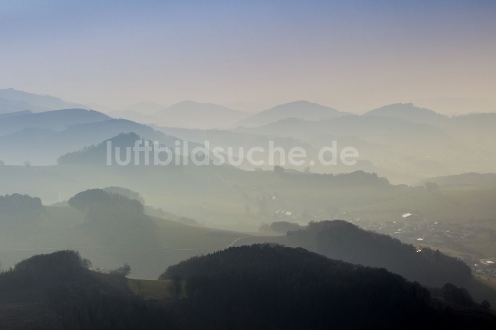 Luftaufnahme Meschede - Landschaft über den von Wolken und Hochnebel umschlossenen Tälern und Waldflächen bei Meschede im Bundesland Nordrhein-Westfalen