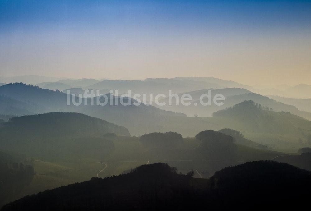 Meschede von oben - Landschaft über den von Wolken und Hochnebel umschlossenen Tälern und Waldflächen bei Meschede im Bundesland Nordrhein-Westfalen