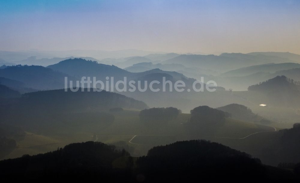 Meschede aus der Vogelperspektive: Landschaft über den von Wolken und Hochnebel umschlossenen Tälern und Waldflächen bei Meschede im Bundesland Nordrhein-Westfalen