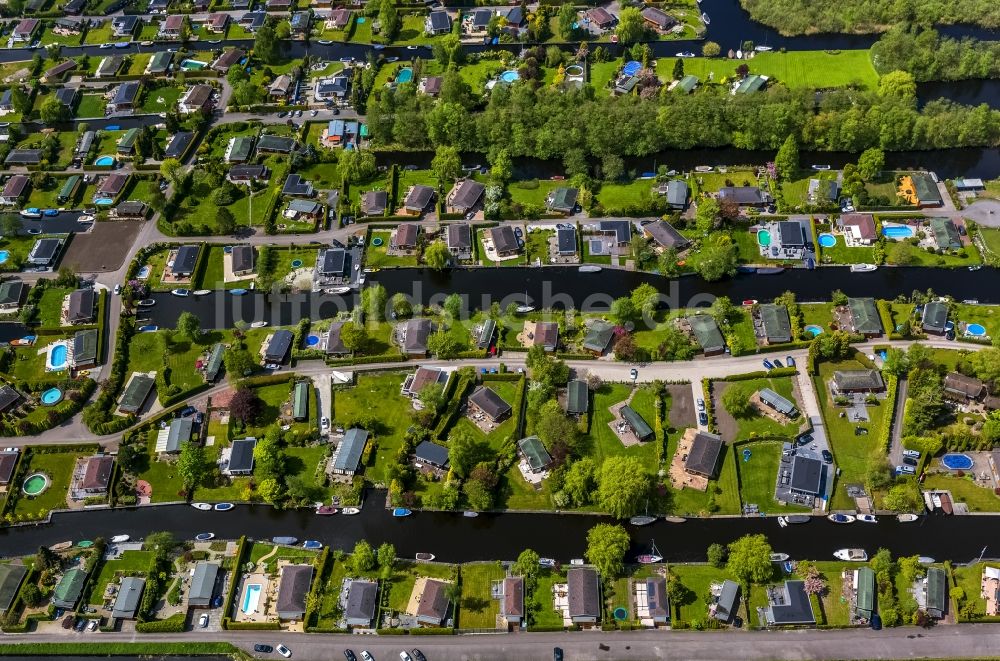 Loosdrecht von oben - Landschaft mit Bootshäusern und Anlegestellen mit Bungalow- Siedlung bei Loosdrecht in Holland - Niederlanden