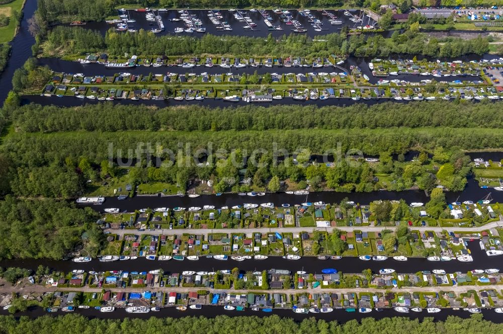 Loosdrecht aus der Vogelperspektive: Landschaft mit Bootshäusern und Anlegestellen mit Bungalow- Siedlung bei Loosdrecht in Holland - Niederlanden