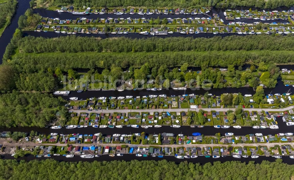 Luftbild Loosdrecht - Landschaft mit Bootshäusern und Anlegestellen mit Bungalow- Siedlung bei Loosdrecht in Holland - Niederlanden