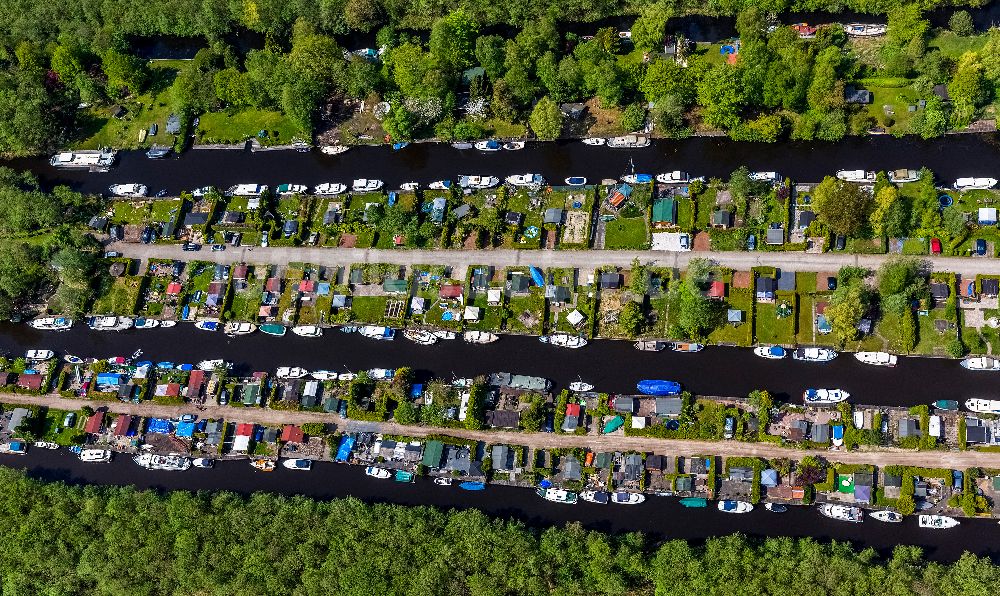 Luftaufnahme Loosdrecht - Landschaft mit Bootshäusern und Anlegestellen mit Bungalow- Siedlung bei Loosdrecht in Holland - Niederlanden